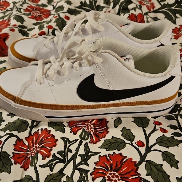 Nike White Sneakers with Black Swoosh and Gold Trim - Picture 1 of 4